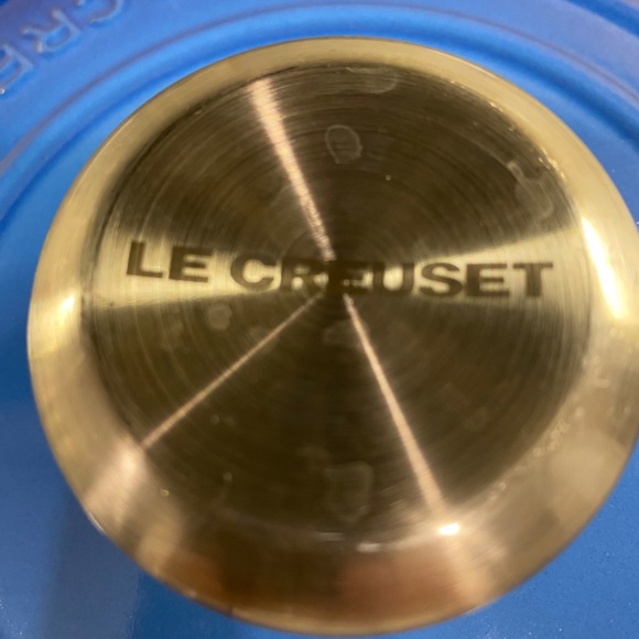 Le Creuset Signature Round Wide Oven Pot - Picture 4 of 8